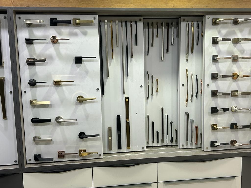 Hardware Shop Furniture Enhances Shopping Experience